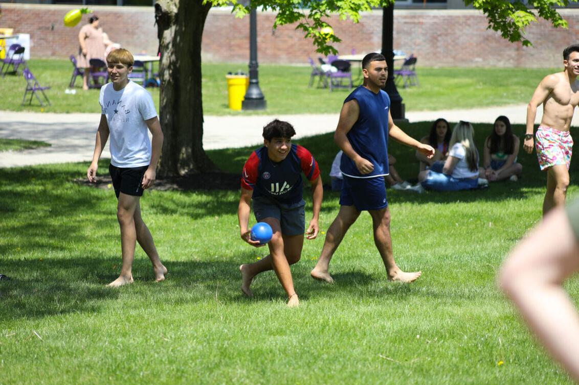 学生们在五一期间玩水球躲避球